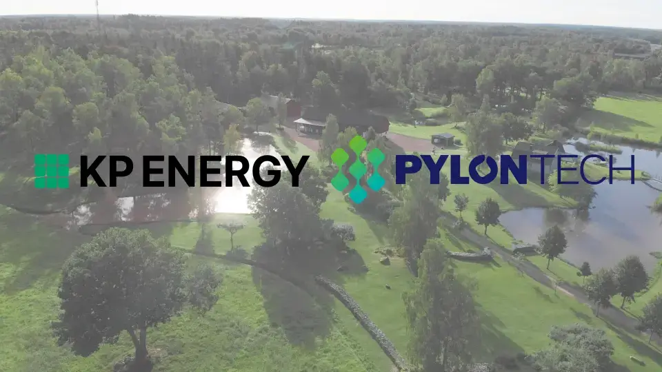 Flygfoto över ett frodigt, grönt landskap med dammar och stigar, med logotyper för "KP Energy" och "Pylontech" på himlen.